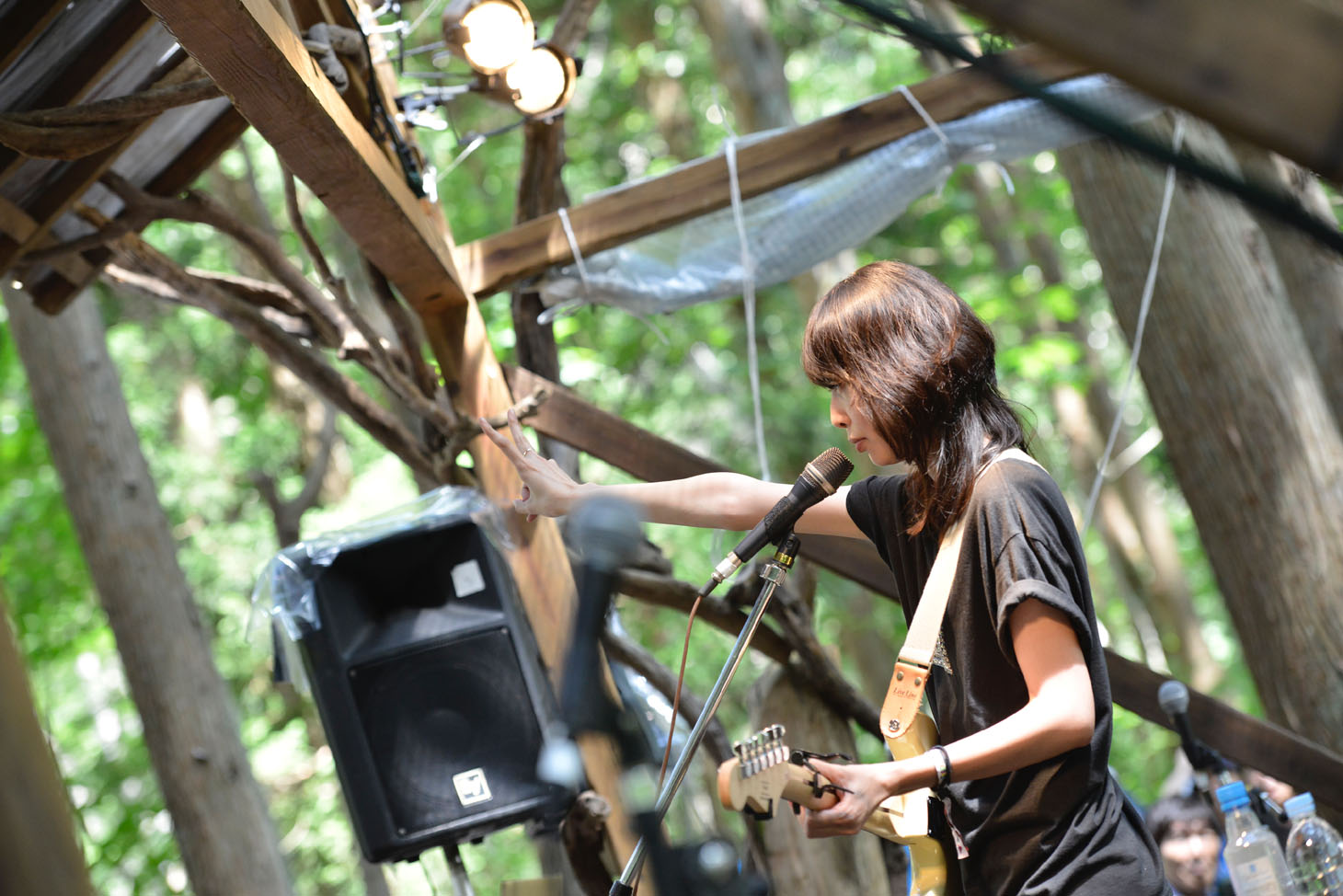 「FUJI ROCK FESTIVAL '14」の木道亭ステージでライブをする阿部芙蓉美。