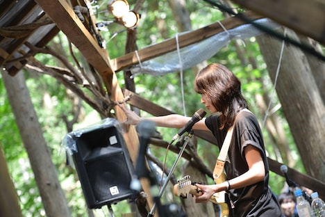 「FUJI ROCK FESTIVAL '14」の木道亭ステージでライブをする阿部芙蓉美。