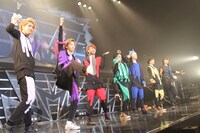 ankoROCKで販売されるセットアップを着用した超特急。