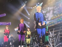 ankoROCKで販売されるセットアップを着用した超特急。