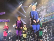 ankoROCKで販売されるセットアップを着用した超特急。