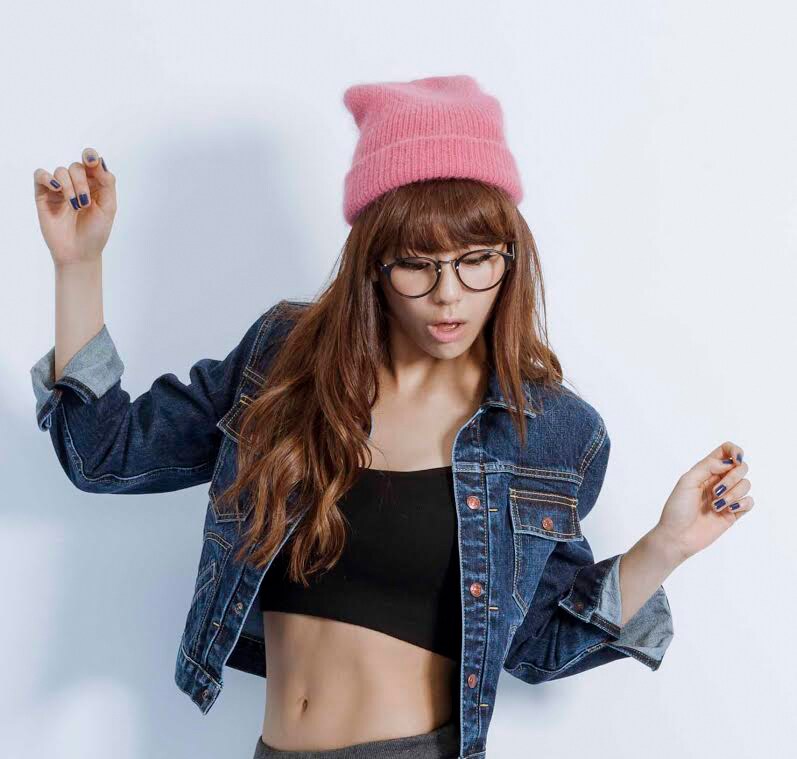 PVで披露された26変化のうち、「大人カジュアルスタイル」の西内まりや