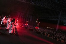 「SUMMER SONIC 2014」MOUNTAIN STAGEでパフォーマンスを披露するBABYMETAL。（Photo by Taku Fujii）