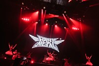 「SUMMER SONIC 2014」MOUNTAIN STAGEでパフォーマンスを披露するBABYMETAL。（Photo by Taku Fujii）
