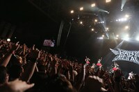 「SUMMER SONIC 2014」MOUNTAIN STAGEでパフォーマンスを披露するBABYMETAL。（Photo by Taku Fujii）