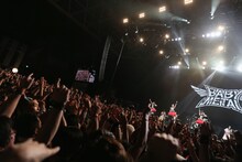 「SUMMER SONIC 2014」MOUNTAIN STAGEでパフォーマンスを披露するBABYMETAL。（Photo by Taku Fujii）
