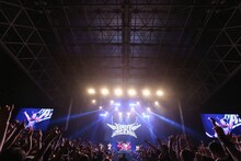 「SUMMER SONIC 2014」MOUNTAIN STAGEでパフォーマンスを披露するBABYMETAL。（Photo by Taku Fujii）