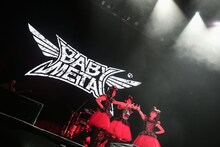 「SUMMER SONIC 2014」MOUNTAIN STAGEでパフォーマンスを披露するBABYMETAL。（Photo by Taku Fujii）