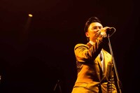 熱唱するハマケン（在日ファンク）。（撮影：寺沢美遊）