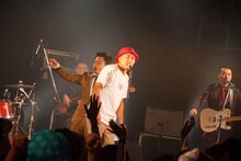 田我流（stillichimiya）と在日ファンク。（撮影：寺沢美遊）