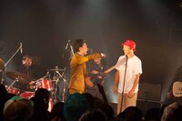 浜野謙太（在日ファンク）と田我流（stillichimiya）。（撮影：寺沢美遊）