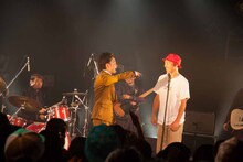 浜野謙太（在日ファンク）と田我流（stillichimiya）。（撮影：寺沢美遊）