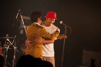 抱擁する浜野謙太（在日ファンク）と田我流（stillichimiya）。（撮影：寺沢美遊）