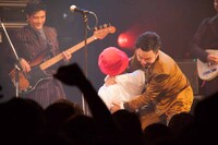 ふざけ合う浜野謙太（在日ファンク）と田我流（stillichimiya）。（撮影：寺沢美遊）