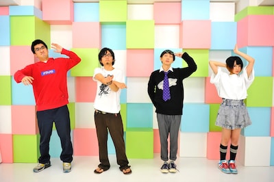 神聖かまってちゃん。左から2番目がちばぎん（B）、右端がみさこ（Dr）。