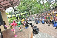 「たこやきレインボー 絶唱！なにわのレインボーツアー」東京ドームシティラクーアガーデンステージ公演の様子。