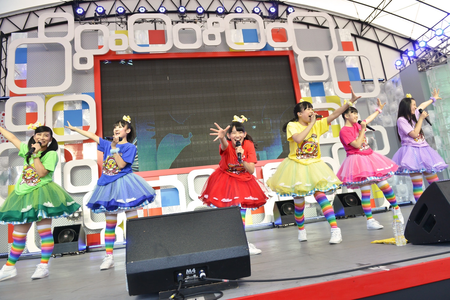 チームしゃちほこ「めざましライブ」の様子。