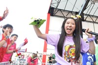 客席通路を駆ける大黒柚姫。