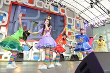 新曲「colors」を披露するチームしゃちほこ。