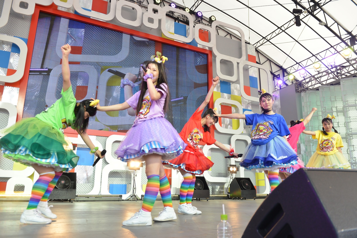 新曲「colors」を披露するチームしゃちほこ。