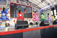 背中で“三宅推し”をアピールするチームしゃちほこ。