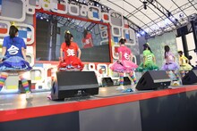 背中で“三宅推し”をアピールするチームしゃちほこ。