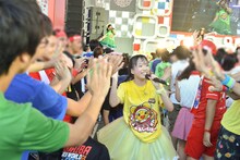 客席通路でファンと触れ合う伊藤千由李。