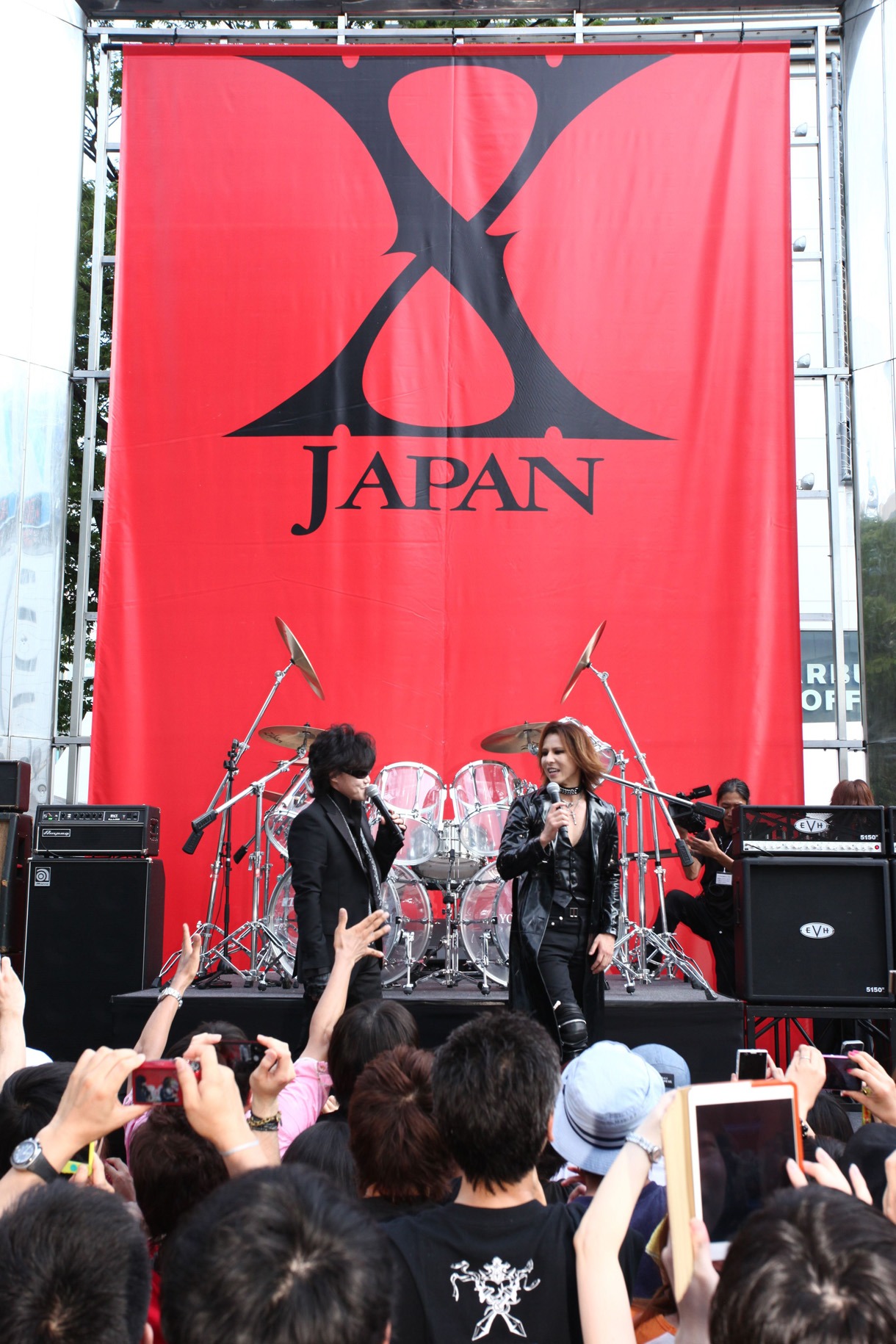 東京・新宿ステーションスクエアで行われたX JAPANのPV撮影の様子。