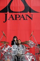 東京・新宿ステーションスクエアで行われたX JAPANのPV撮影の様子。