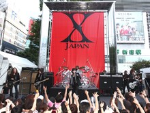 東京・新宿ステーションスクエアで行われたX JAPANのPV撮影の様子。