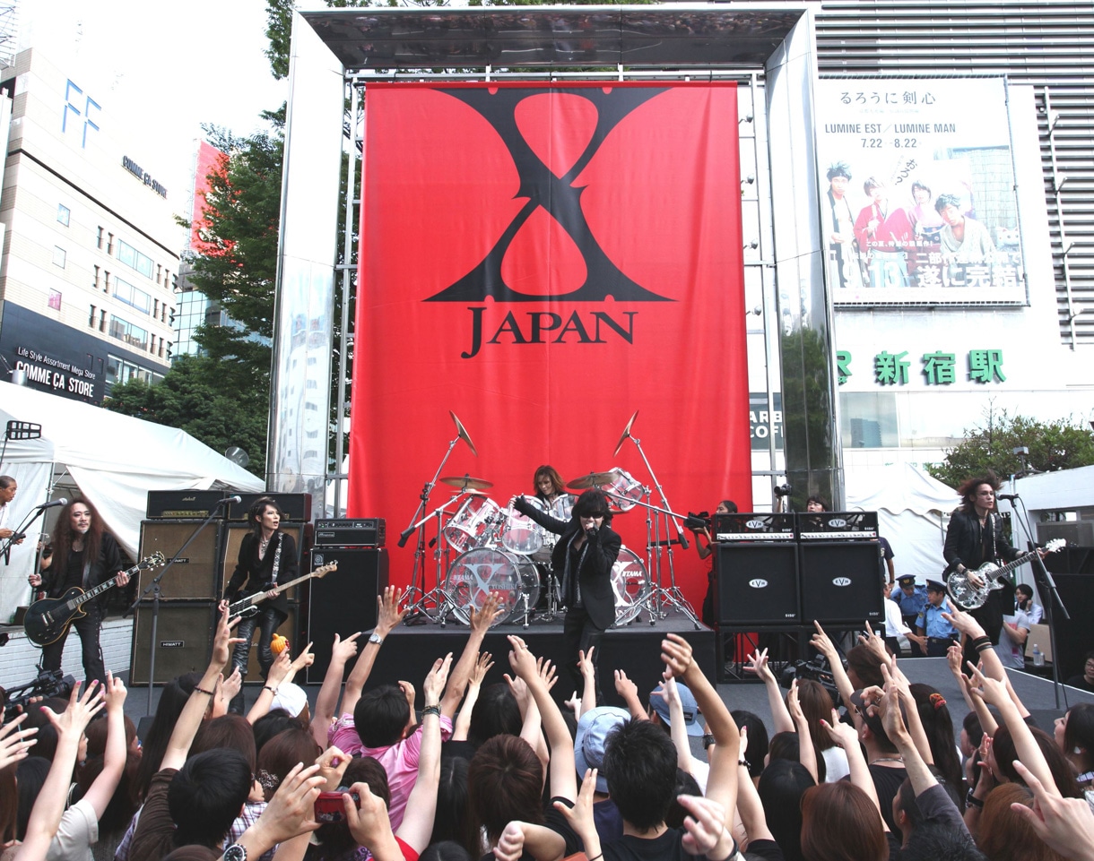 東京・新宿ステーションスクエアで行われたX JAPANのPV撮影の様子。
