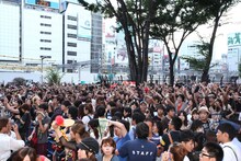 東京・新宿ステーションスクエアで行われたX JAPANのPV撮影の様子。