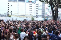 東京・新宿ステーションスクエアで行われたX JAPANのPV撮影の様子。