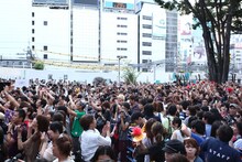 東京・新宿ステーションスクエアで行われたX JAPANのPV撮影の様子。