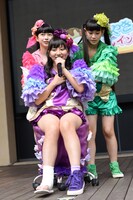 堀くるみ（手前）