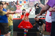 客席通路で歌う秋本帆華。