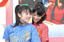 リハーサル中の咲良菜緒（左）と秋本帆華（右）。