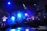 ドレスコーズと三浦康嗣（□□□）のコラボステージの様子。（撮影：石井麻木）