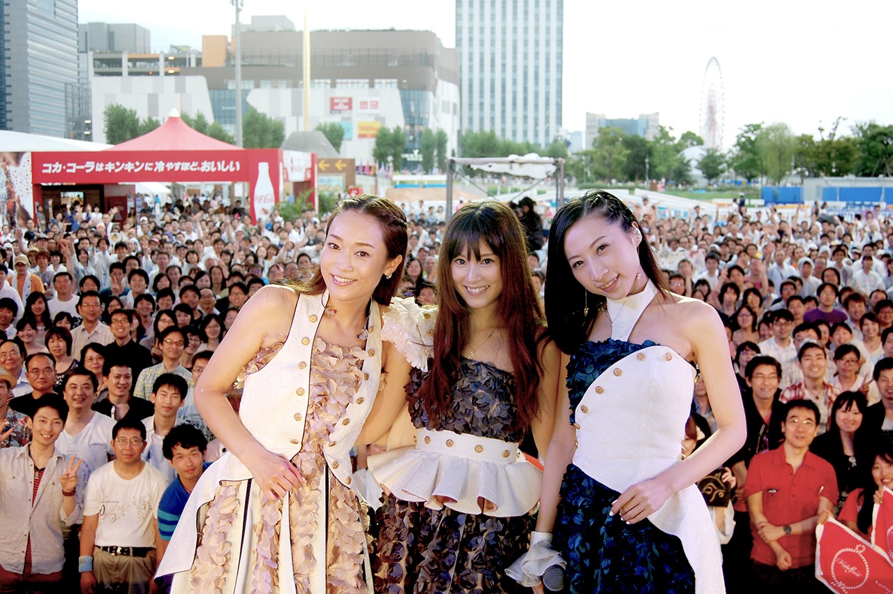 終演後、観客と記念撮影するKalafina。