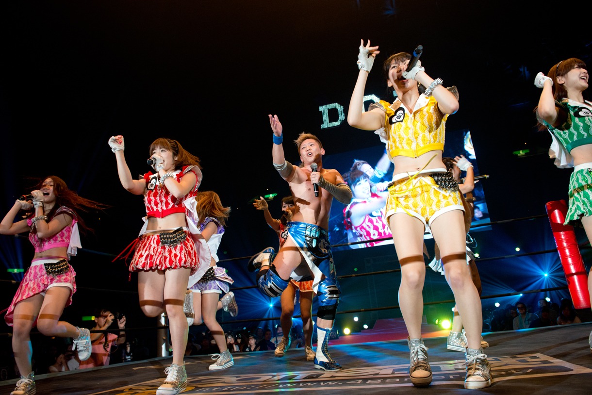 アップアップガールズ（仮）と大石真翔による「チョッパー☆チョッパー」歌唱の様子。