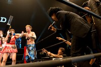 鶴見亜門GMにTシャツバズーカを誤射する仙石みなみ。