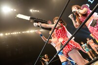 Tシャツバズーカを客席に打ち込む仙石みなみ。