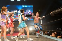 大石真翔にバズーカを向ける新井愛瞳。