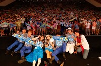 左からサポートメンバーの大坂孝之介（Key）、MICHIRU（G）、NANAE（Vo）、MAIKO（Dr）、KEITA（B）、サポートメンバーの後藤秀人（G）、ゲストの宜保和也。