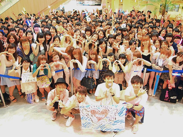 「キャプテンDISH//がめぐる夏休みの大冒険☆～全国津々浦々イベントツアー2014 ～」を終え、ファンと記念撮影するDISH//。