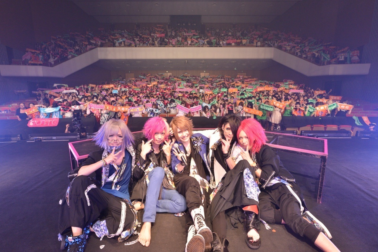 ユナイト「UNiTE. ONEMAN LIVE -U&U's あの日見た、奇跡の先に-渋谷公会堂」の様子。（撮影：江隈麗志）