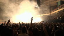 2013年に行われたUVERworld「男祭り」日本武道館公演の模様。