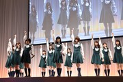 新曲「何度目の青空か？」を初披露する乃木坂46。