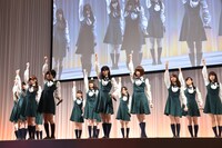 新曲「何度目の青空か？」を初披露する乃木坂46。