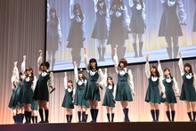 新曲「何度目の青空か？」を初披露する乃木坂46。